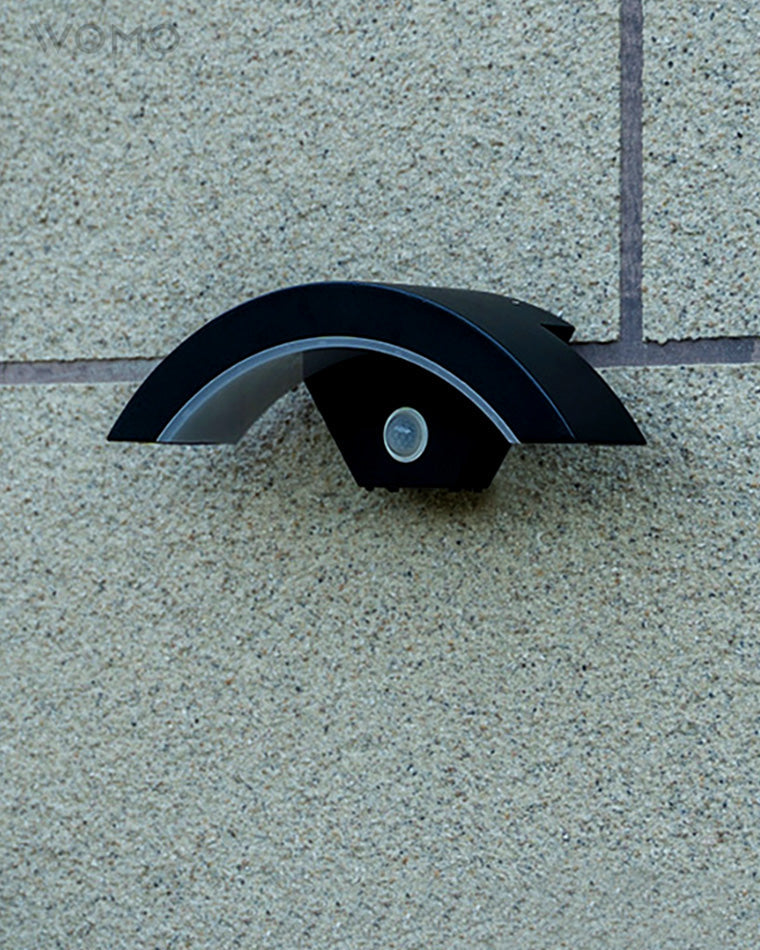 Gebogene Außenwandleuchte mit Sensor
