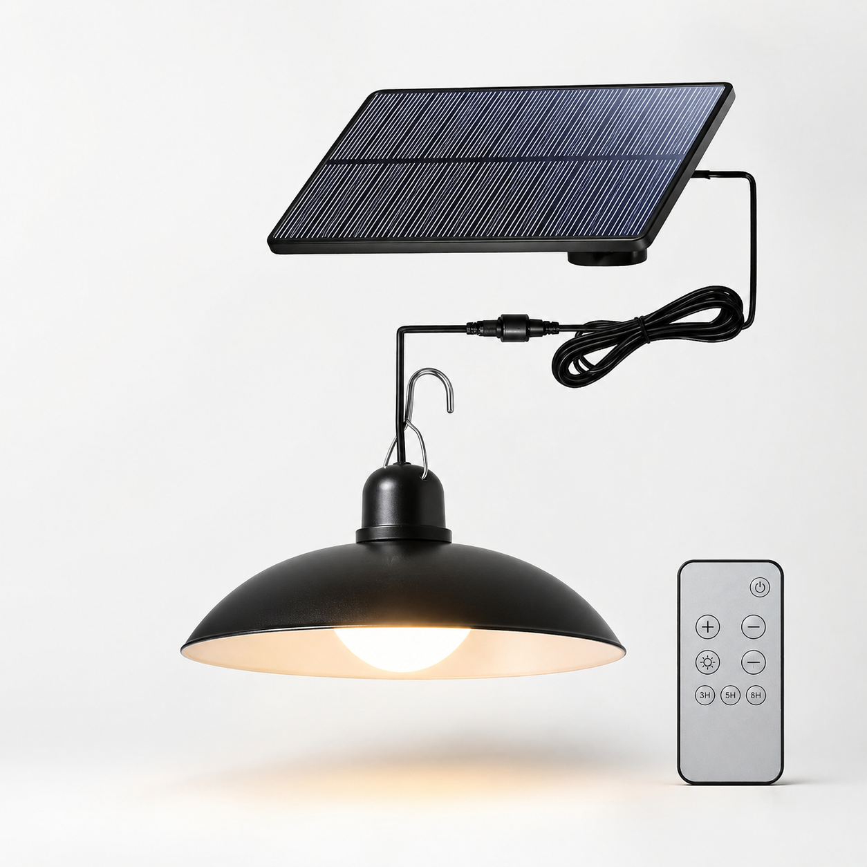 Gemütliche Abendbeleuchtung unter einer Terrassenüberdachung mit der Solar-Kronleuchter-Lampe.