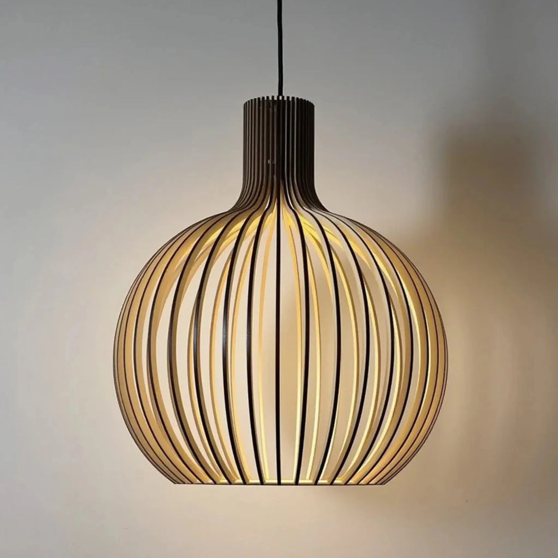 Holz Pendelleuchte Skandinavisch – Runde Hängelampe 35/45/55 cm-Ceiling Lamps-Lumensis-Ø 35cm-Außen schwarz | innen Holz-Lumensis